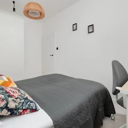 Bright With Balcony Close To The Poniatowski Park By Renters Appartement