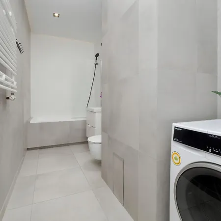 Bright With Balcony Close To The Poniatowski Park By Renters *