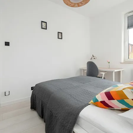 Bright With Balcony Close To The Poniatowski Park By Renters Appartement