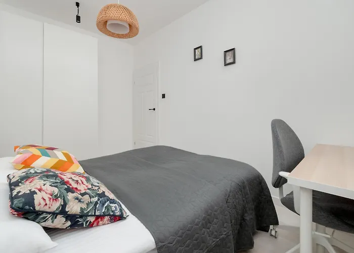 Bright With Balcony Close To The Poniatowski Park By Renters Апартаменты