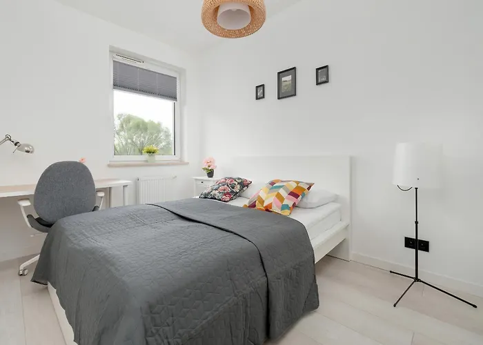 Bright With Balcony Close To The Poniatowski Park By Renters *