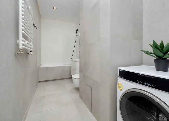 Bright With Balcony Close To The Poniatowski Park By Renters *