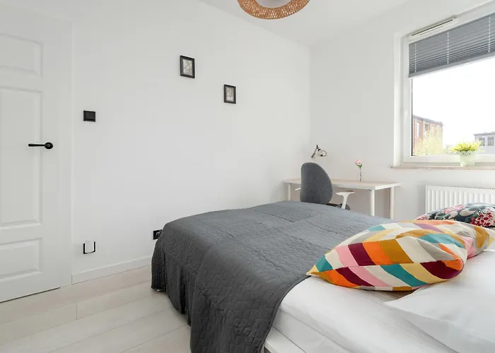 Bright With Balcony Close To The Poniatowski Park By Renters Апартаменты