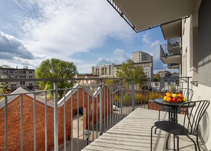 Bright With Balcony Close To The Poniatowski Park By Renters